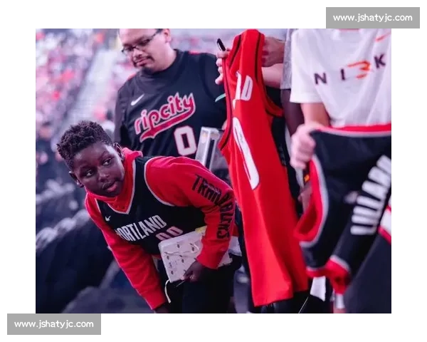 一身白配粉书包！杨瀚森登机赴客场